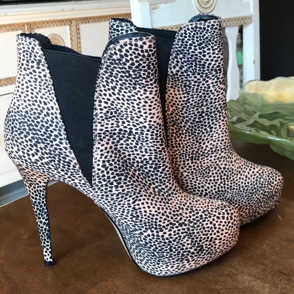 Very sexy Izabella Rue Mini Boots NWOT